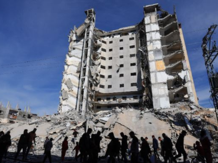 Izraeli sulmon një ndërtesë banimi në Rafah, raportohet për dhjetëra të plagosur