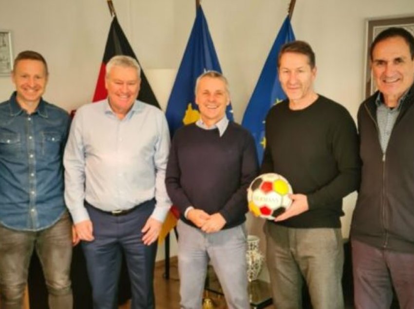 Ambasadori gjerman i uron mirëseardhje dhe suksese trajnerit të ri të Kosovës