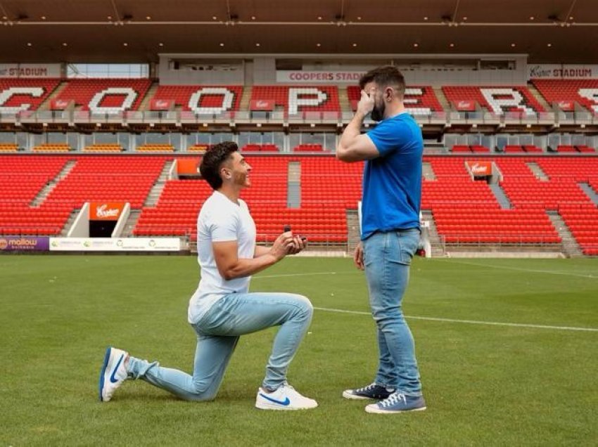 Çmenduri, futbollisti i propozon martesë në fushë kolegut të tij 