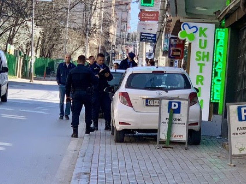 Policia në aksion, gjobit veturat e parkuara në trotuare