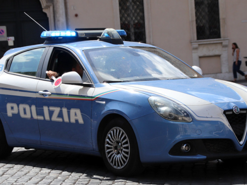 Itali, makina aksidenton nënën dhe fëmijën e saj të vogël
