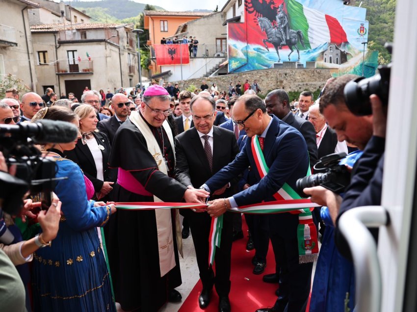 Presidenti Begaj merr pjesë në inaugurimin murales së Skënderbeut dhe inauguron ndërtesën e komunës së re të Certezos