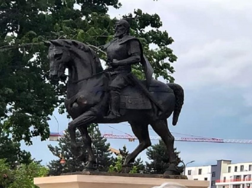 ​Kështu duket monumenti i Skënderbeut në Gjakovë