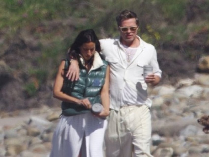 ​Brad Pitt në plazh me të dashurën, është 30 vjet më e re se ai