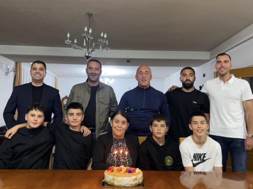 Haradinajt festojnë ditëlindjen e Nanës Rukë, Ramushi e uron me fjalë emocionuese 