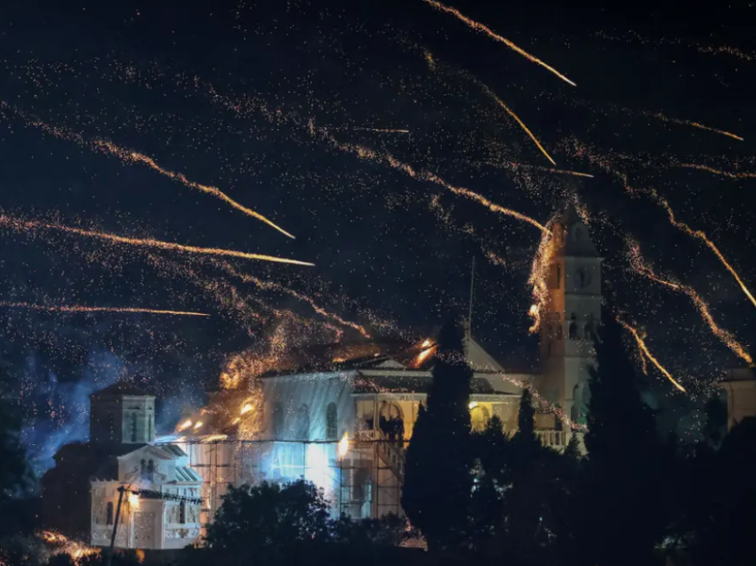 Raketat “fluturojnë” mbi kishën Panagia Erithiani