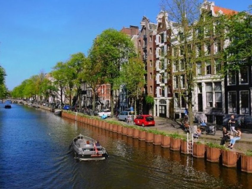 Amsterdami më i shtrenjtë në Evropë – gati gjysmë milioni euro për një vend parkim!