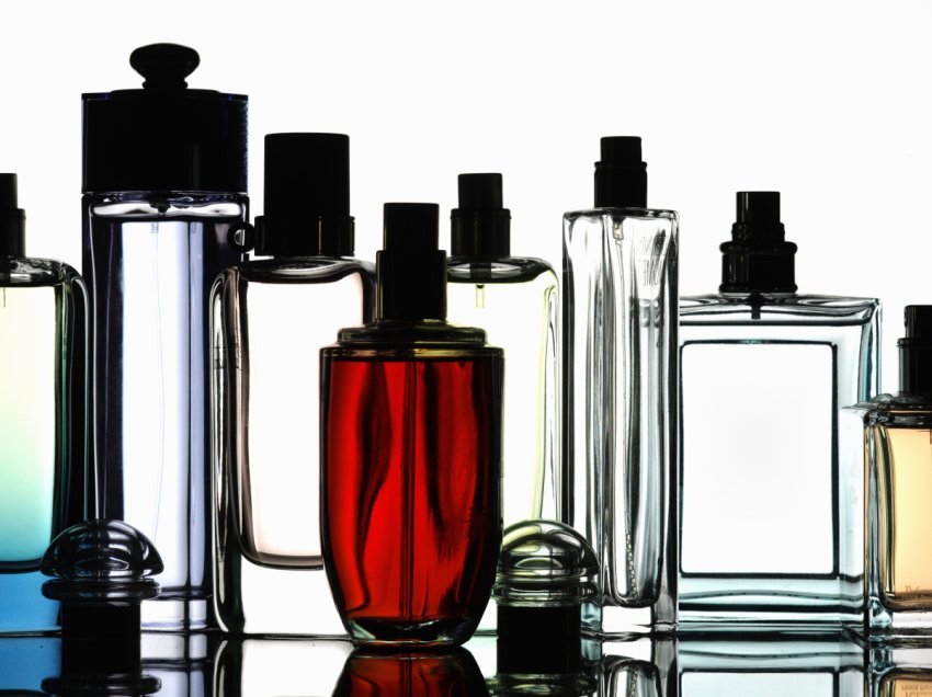 Pesë gabime që po bëni me parfumin