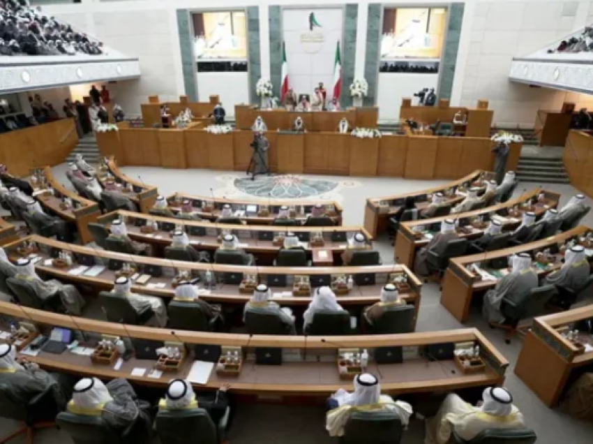 Tensione politike prej javësh, Emiri i Kuvajtit shpërbën parlamentin e vendit