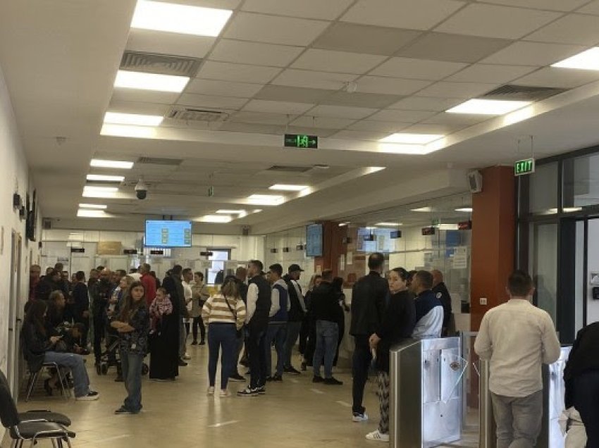 ​“Deri në 3 orë”, qytetarët ankohen për pritje të gjata për pasaporta e letërnjoftime