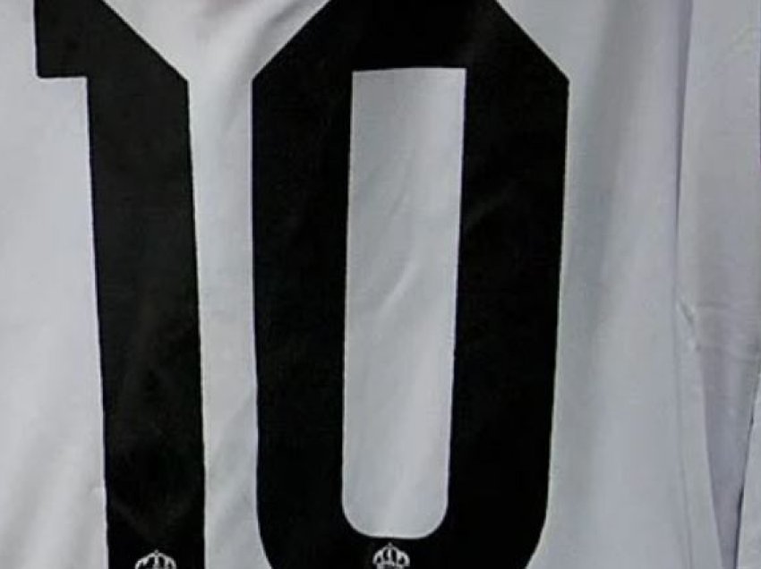 Fanella me numrin 10 e Real Madridit del në “ankand”