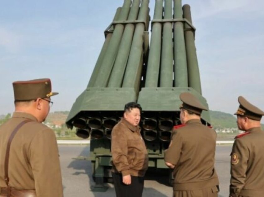 Kim Jong Un e merr seriozisht, inspekton nga afër sistemin e raketave dhe ndjek stërvitjet ushtarake