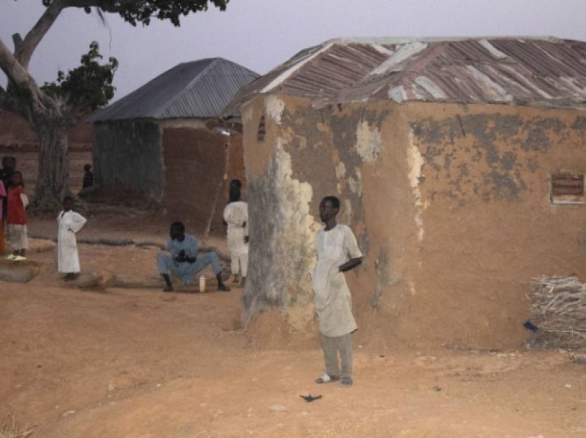 Një bandë e armatosur ka rrëmbyer më shumë se 100 persona në Nigeri