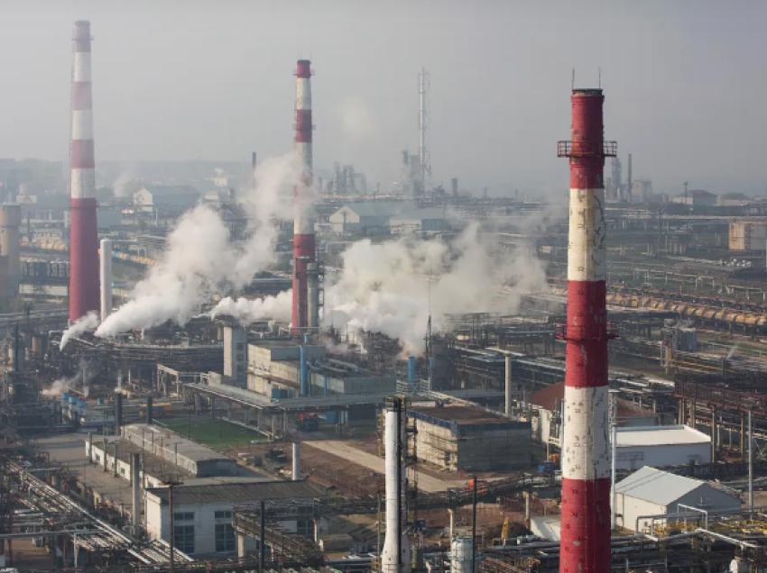 Rusia raporton zjarr në rafinerinë e naftës në Volgograd