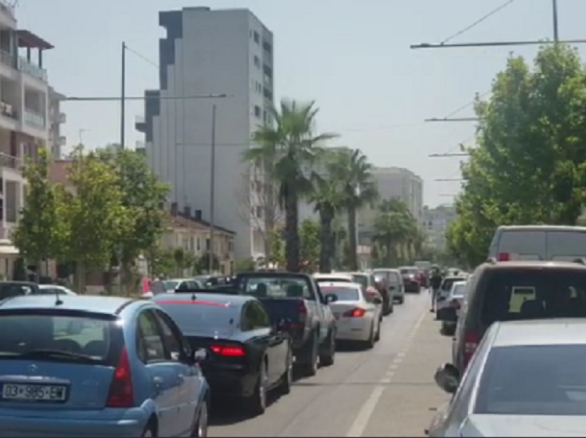 E diela me diell tërheq pushuesit drejt Durrësit, krijohet trafik i rënduar në rrugët e qytetit