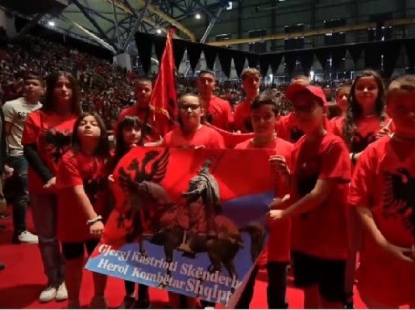 ​Mbushet stadiumi në Greqi me shqiptarë, Rama: Jeni bota