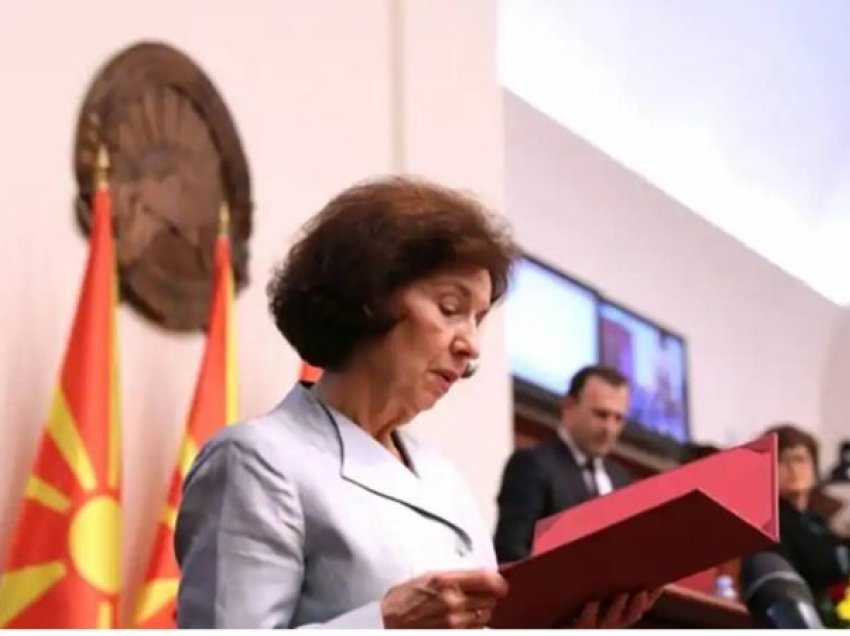 “Rruga drejt BE kalon nga Marrëveshja e Prespës”/ Presidentja e re iu referua vendit si “Maqedoni”, kërcënon ashpër Greqia 