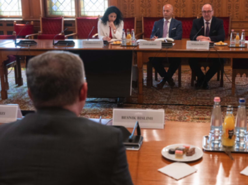 Bislimi takohet në Budapest me kryetarin e Komitetit për Punë të Jashtme të Hungarisë, flasin për objektivat e Kosovës për integrim