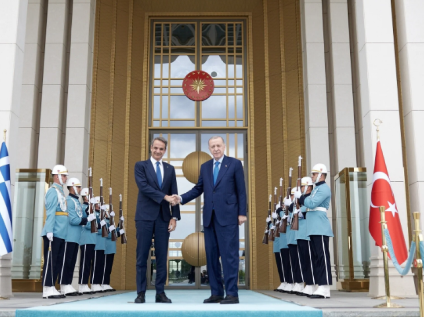 Mes “thumbimeve politike”, përfundon takimi mes Mitsotakis dhe Erdogan