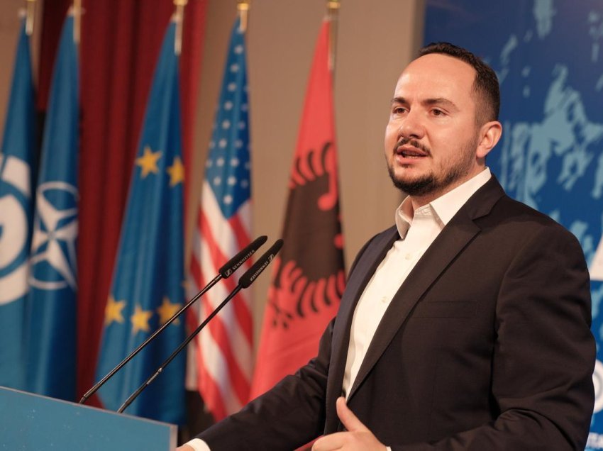 Ervin Salianji me demokratët e Durrësit: Është kriminale të përdoresh paratë e shqiptarëve dhe administratën