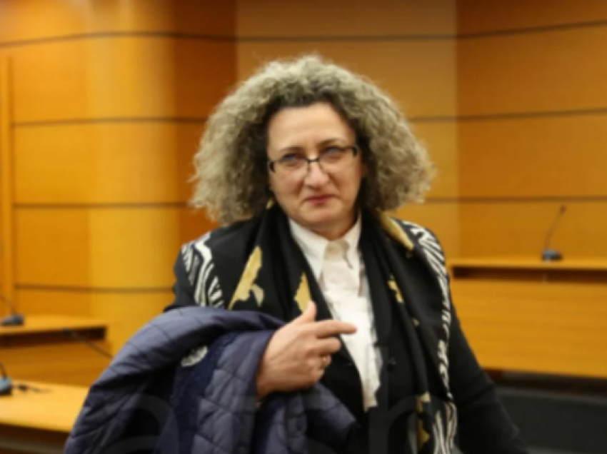 Avokatët kërkojnë dorëheqjen e gjyqtares Irena Gjoka, shtyhet seanca për Berishën