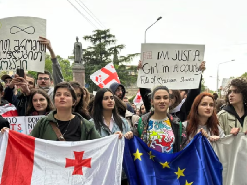 Studentët në Gjeorgji u bashkohen protestave para votimit final të projektligjit për “agjentët e huaj”