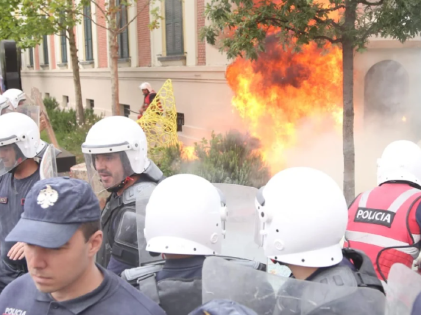 “Ejani te rrugica e Berishës se do ketë surpriza”, thirrjet kërcënuese nga protesta e Rithemelimit te Bashkia