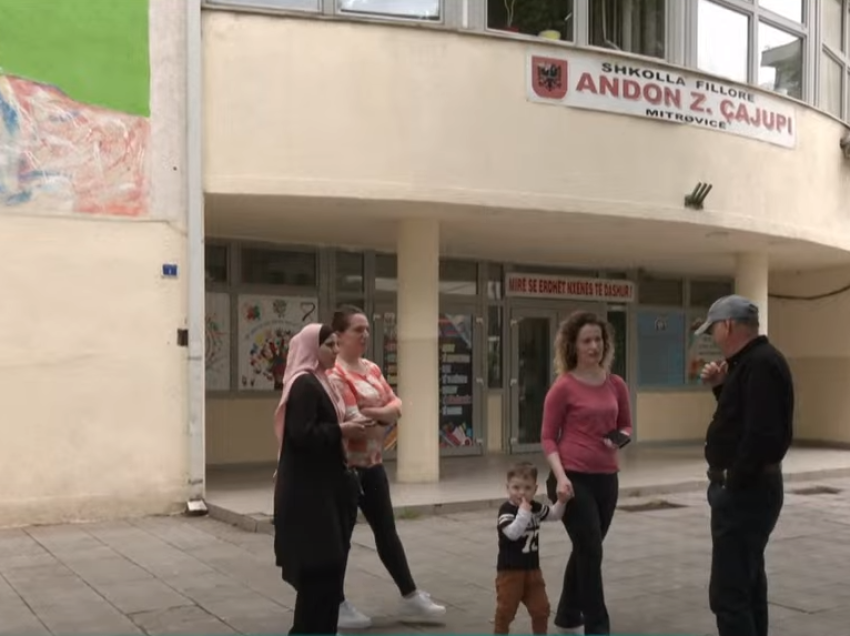 “Kështu nuk shkon”-prindërit e një shkolle në Mitrovicë kundërshtojnë mungesën e mësueses dhe zëvendësimin me koleget e saj