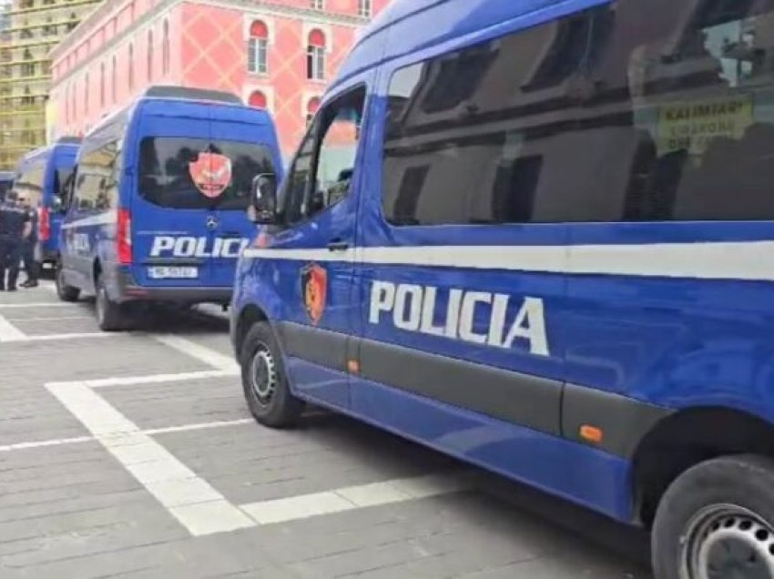 Protesta e opozitës, furgonë policie dhe efektivë, policia ‘blindon’ bashkinë e Tiranës