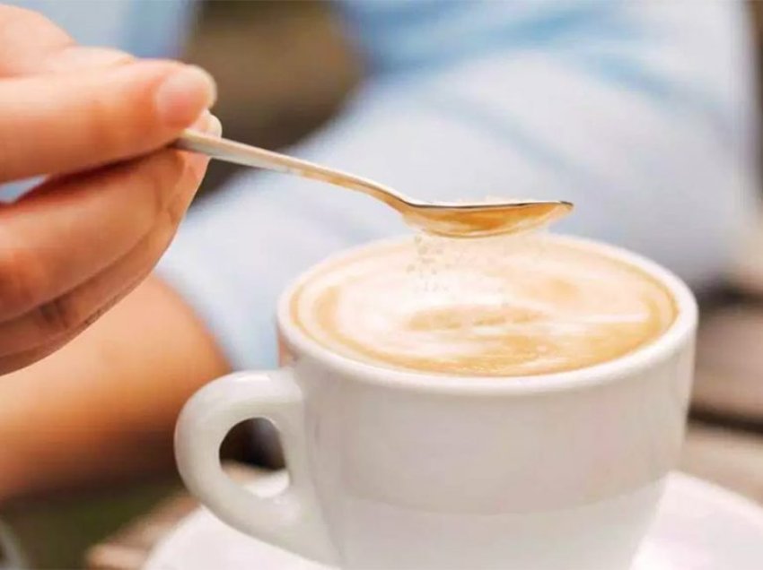 Sa sheqer duhet të shtoni në kafe, kjo është sasia ditore e rekomanduar nga OBSH!