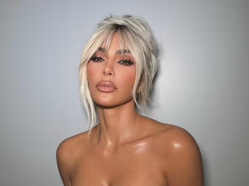 E inspiruar nga Pamela Anderson, Kim Kardashian duket më se atraktive dhe tërheqëse me volumin e flokëve të mbledhura