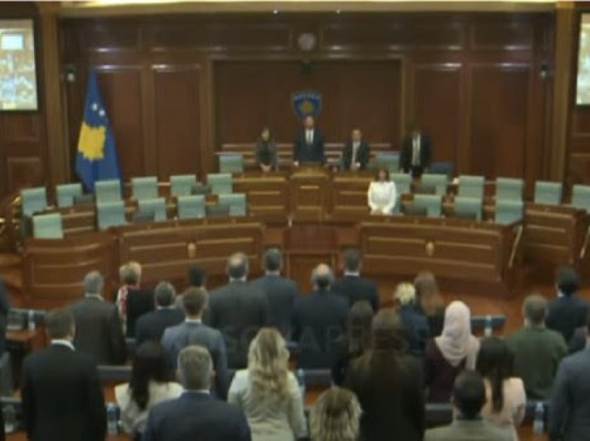 ​Seanca e Kuvendit fillon me një minutë heshtje për Ukshin Hotin, Konjufca: Serbia përgjegjëse për zhdukjen e tij