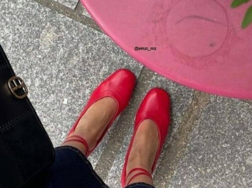 Nga pasarelat e modës në stilin e rrugës, trendi elegant i këpucëve të sheshta