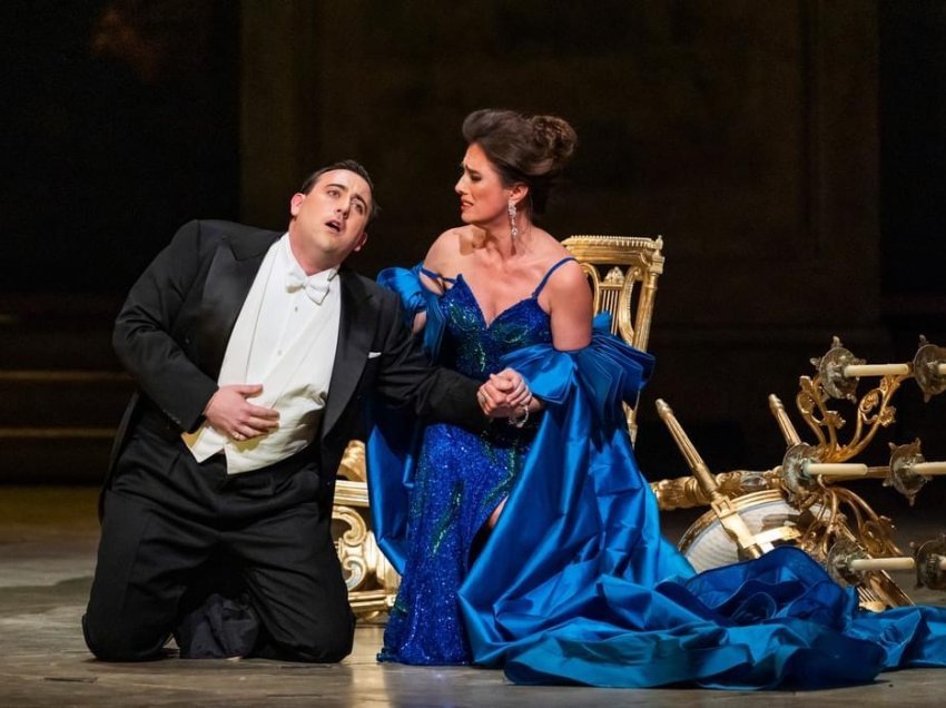 Bravo! Mbreti Charles me një ovacion të fortë përshëndeti artistët në Shtëpinë e Operës Mbretërore