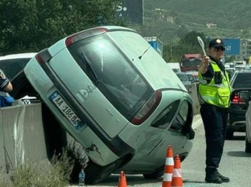 Aksident në autostradën Tiranë-Durrës