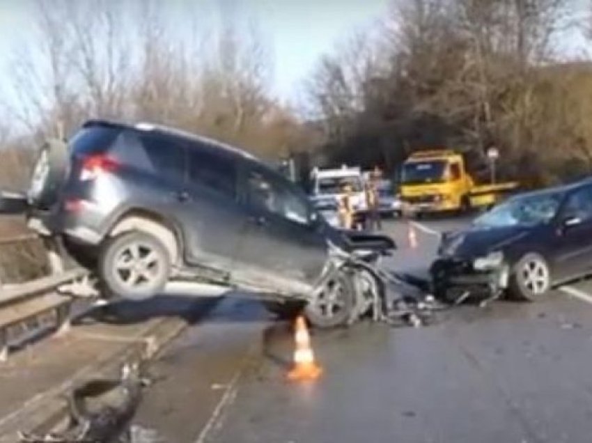 Tre mjete përfshihen në një aksident në Korçë