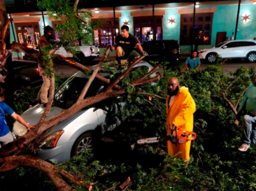 Stuhia e erërave lë 5 të vrarë në Houston, mijëra banorë pa energji elektrike në juglindje të SHBA