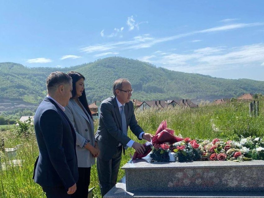 Hoti, Selmanaj dhe Krasniqi bëjnë homazhe te varri i ish-deputetit Kikaj