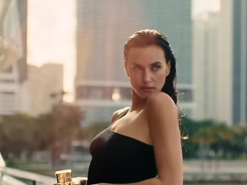 Irina Shayk mahnit me një veshje të zezë, teksa po lundronte me një varkë në fushatën e re të Michael Kors