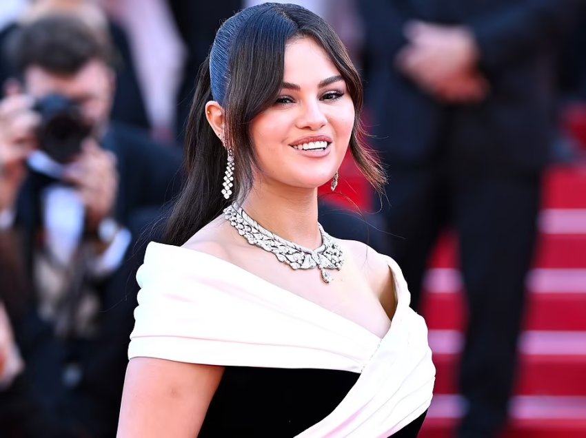 Selena Gomez shkëlqen me paraqitjen elegante në Festivalin e Filmit në Kanë
