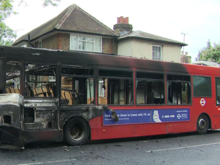 Digjet një autobus në rrugët e Londrës