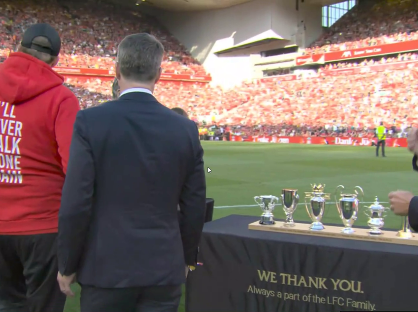 Klopp dhe stafi i tij dekorohen me “trofe” pas ndeshjes së fundit