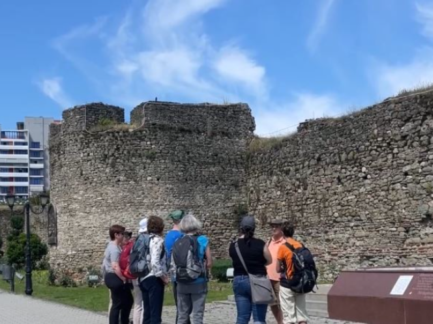 Turistët e huaj në Elbasan, gjermanë dhe kanadezë! Rritet numri i vizitorëve në qytet
