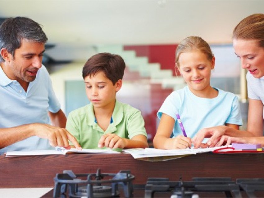 Studimi: Prindërit mbivlerësojnë më shumë aftësitë matematikore të djemve sesa të vajzave