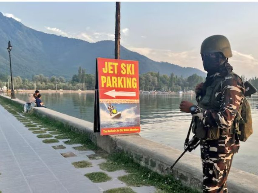 Një çift turistësh u plagosën nga të shtënat e militantëve në Kashmir të Indisë në zgjedhje