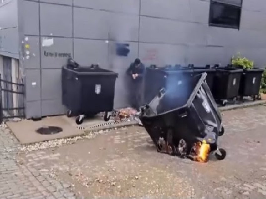​I vihet zjarri kontejnerit në Prishtinë, policia në kërkim të autorëve