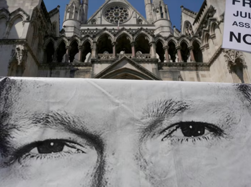 Londër, gjykata: Julian Assange mund ta apelojë vendimin për ekstradim