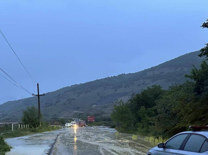 Reshjet e shiut bllokojnë rrugën në fshatin Kishnicë të Graçanicës