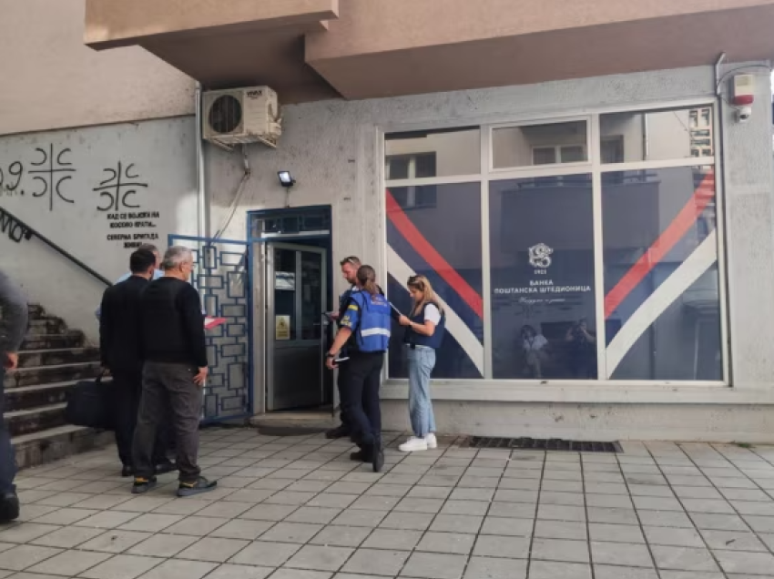 Raportohet se disa serbë janë mbledhur para Bankës së mbyllur nga Policia në veri