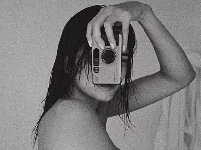 Kendall Jenner publikon një fotografi ‘topless’, pasi nxiti thashethemet e pajtimit me Bad Bunny